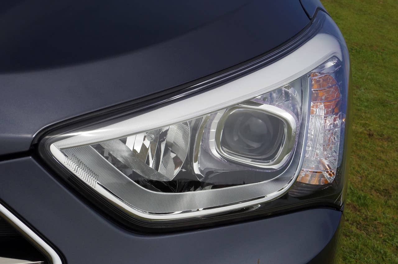 2013 Hyundai Sante Fe headlight