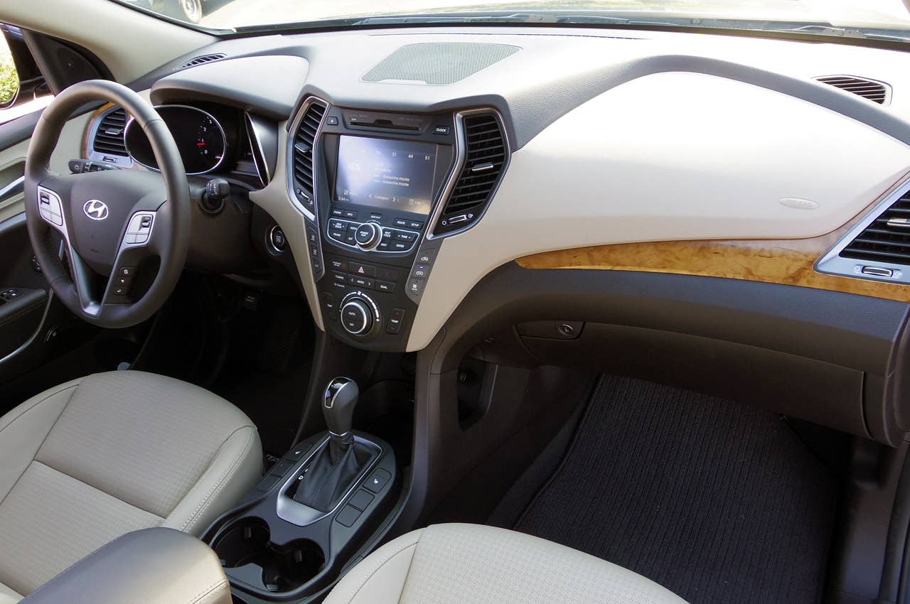 2013 Hyundai Sante Fe interior