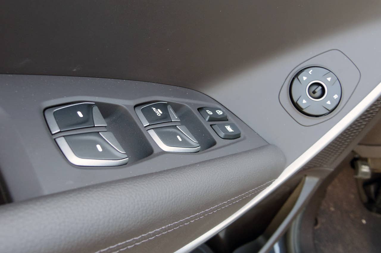 2013 Hyundai Sante Fe door controls