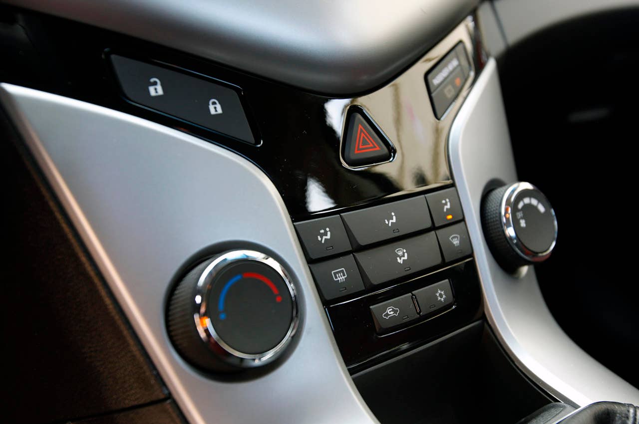 2011 Chevrolet Cruze Eco climate controls