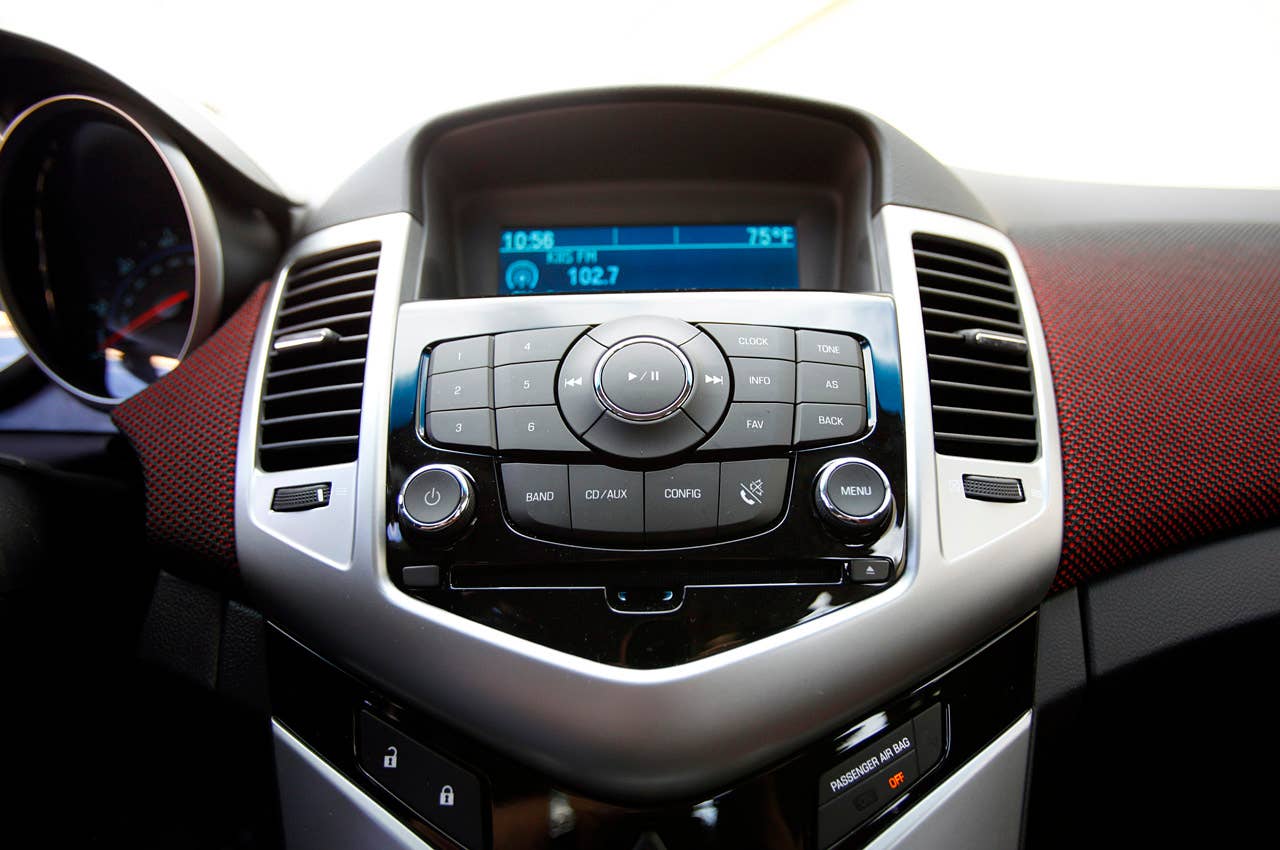 2011 Chevrolet Cruze Eco instrument panel