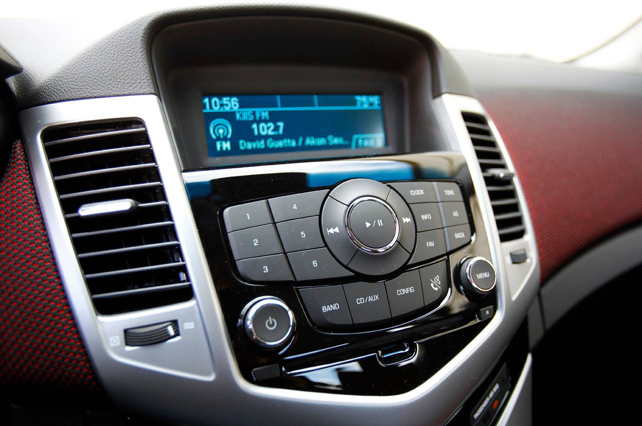 2011 Chevrolet Cruze Eco instrument panel