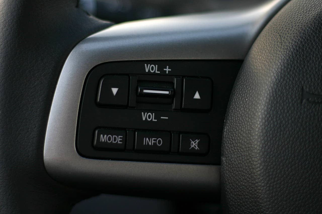 2011 Mazda2 steering wheel controls