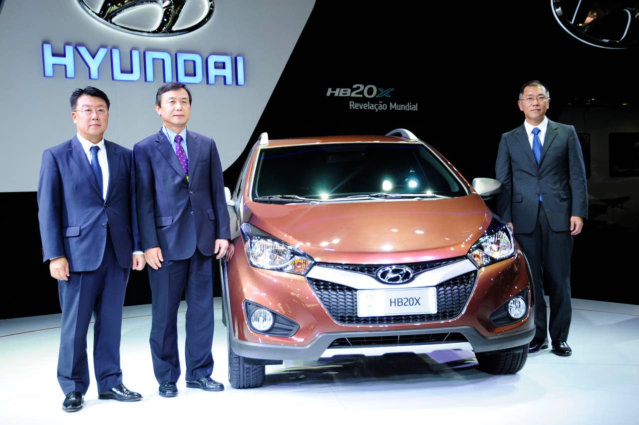 On October 22, Hyundai Motor Brasil (HMB) unveiled its latest Brazil-exclusive model, HB20X, at the Sao Paulo International Motor Show. From right to left, vice chairman of Hyundai Motor, Euisun Chung, the general consul of South Korea in Brazil, Sang Shik Park and Hyundai Motor Brasil's president, Chang Kyun Han.
