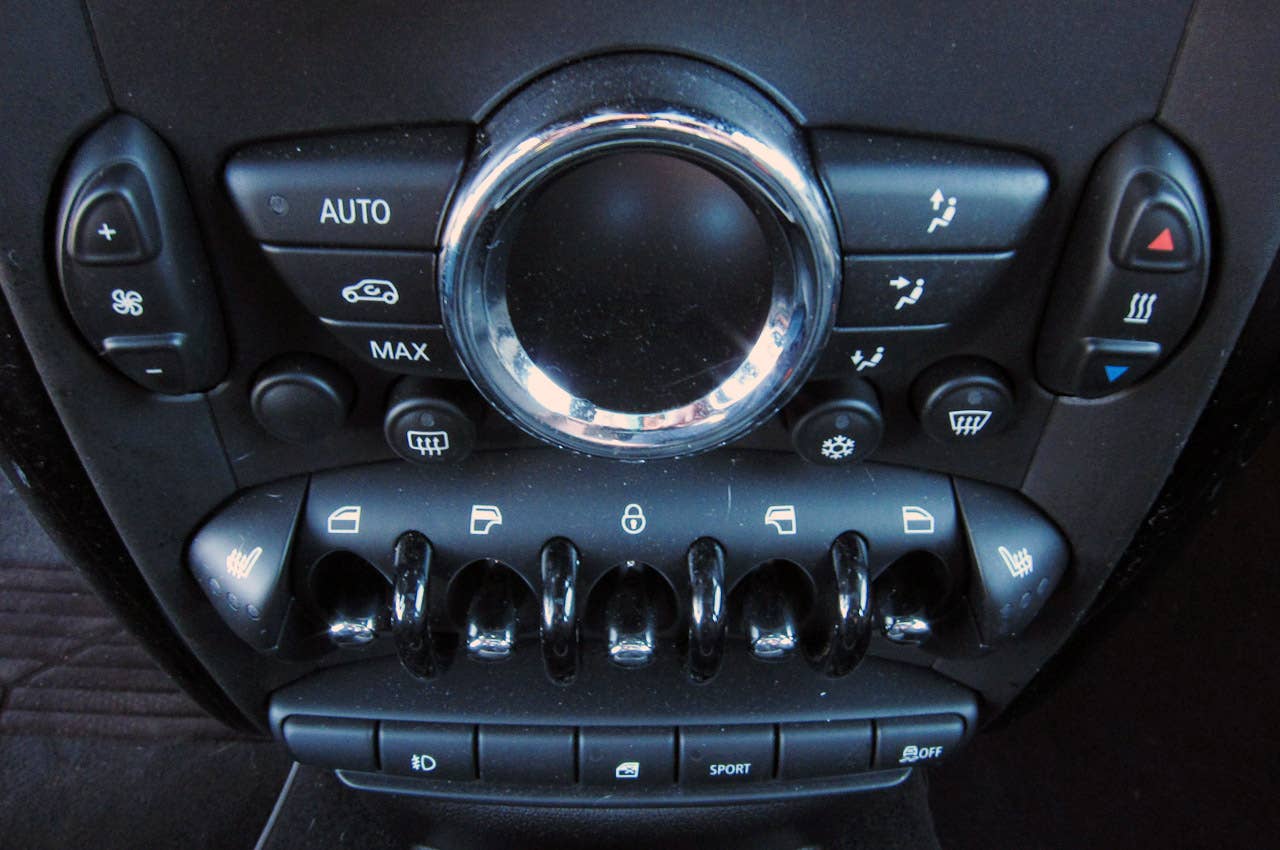 2011 Mini Cooper S Countryman All4 instrument panel
