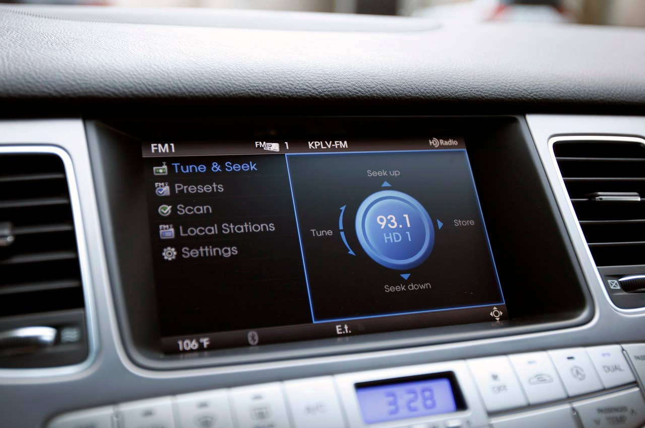2012 Hyundai Genesis 5.0 R-Spec audio system