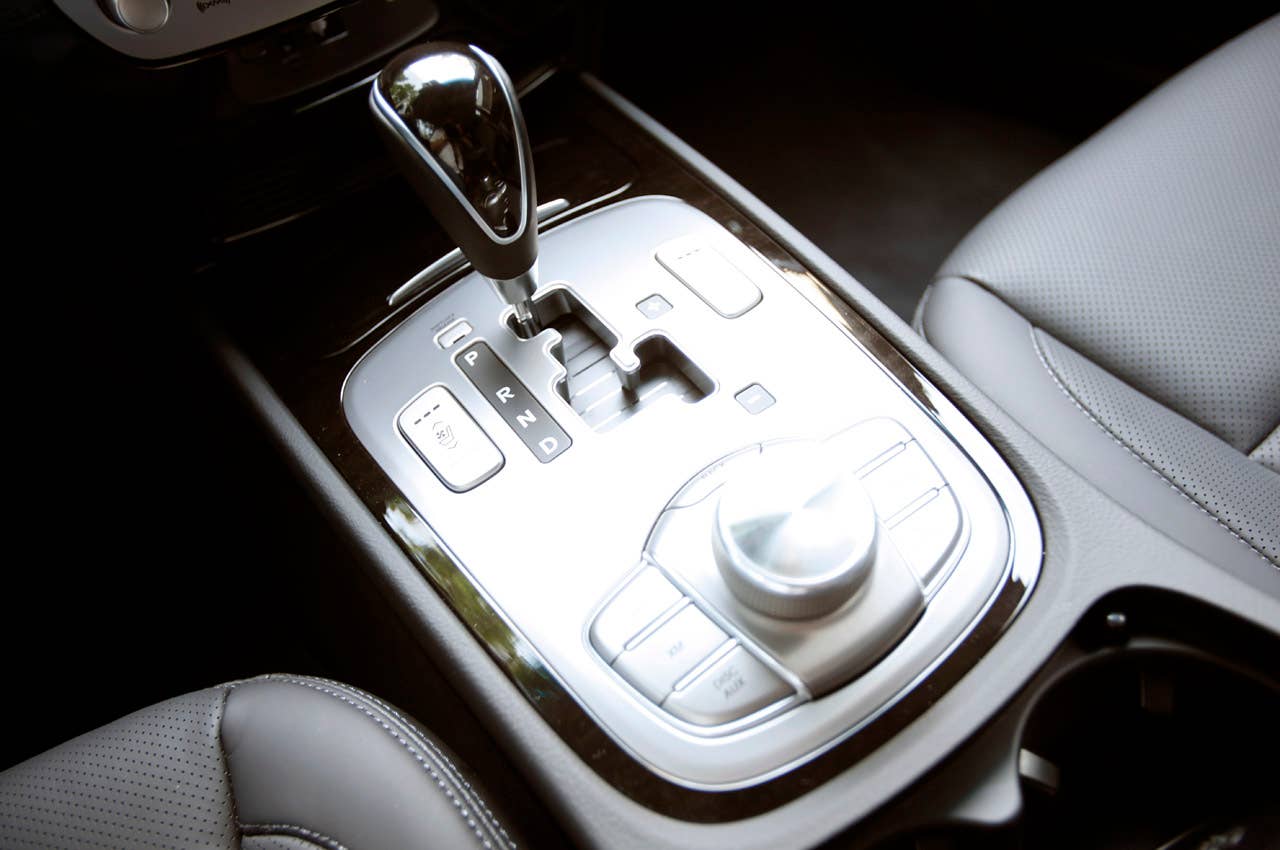 2012 Hyundai Genesis 5.0 R-Spec center console