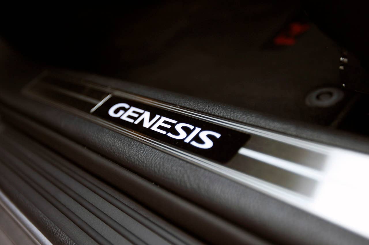 2012 Hyundai Genesis 5.0 R-Spec sill plate