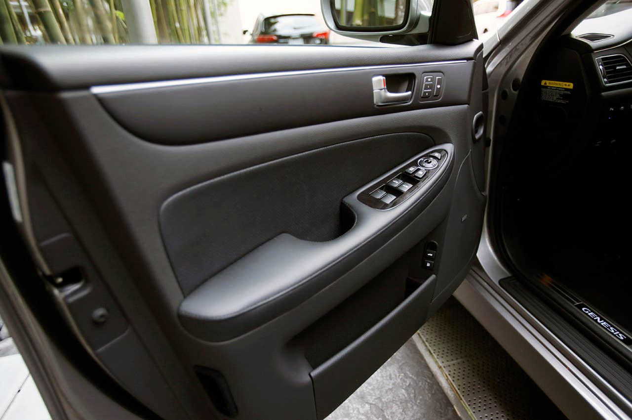 2012 Hyundai Genesis 5.0 R-Spec door