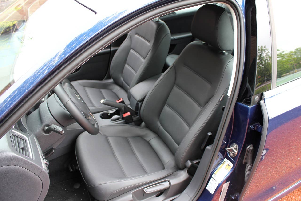 2011 Volkswagen Jetta TDI front seats