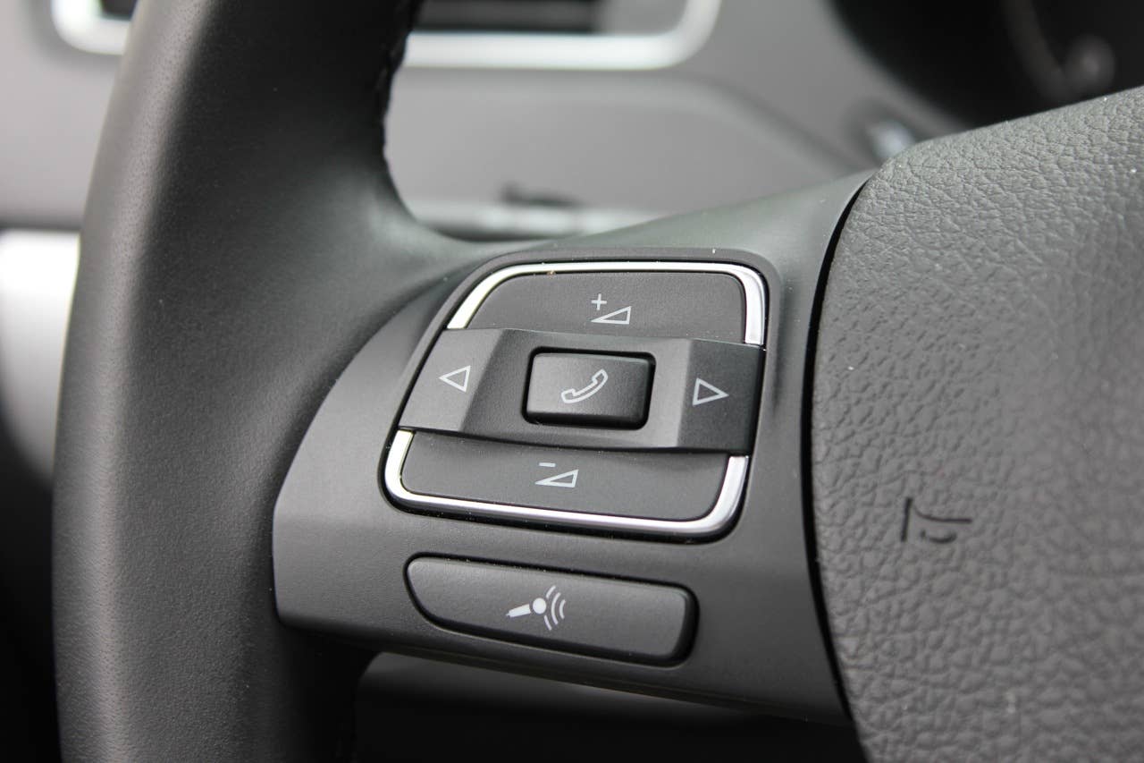 2011 Volkswagen Jetta TDI steering wheel audio controls
