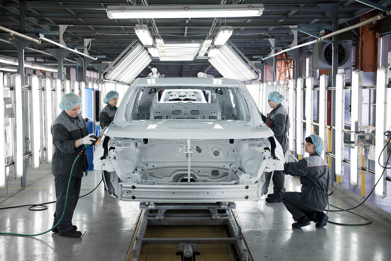 The first full-production Explorer rolled off the assembly line today at Ford Sollers Elabuga Assembly Plant in the Republic of Tatarstan for the Russian market. (04/11/2013)
