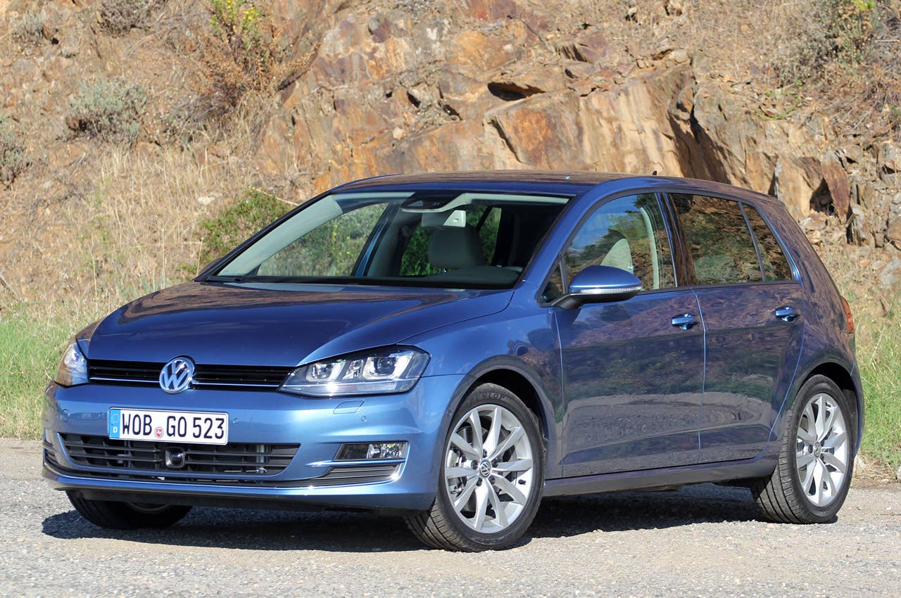 2014 Volkswagen Golf front 3/4 view