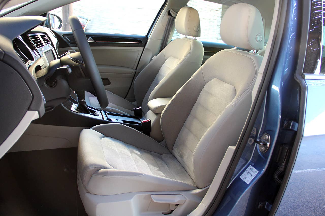 2014 Volkswagen Golf front seats