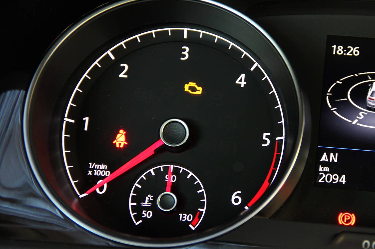 2014 Volkswagen Golf tachometer
