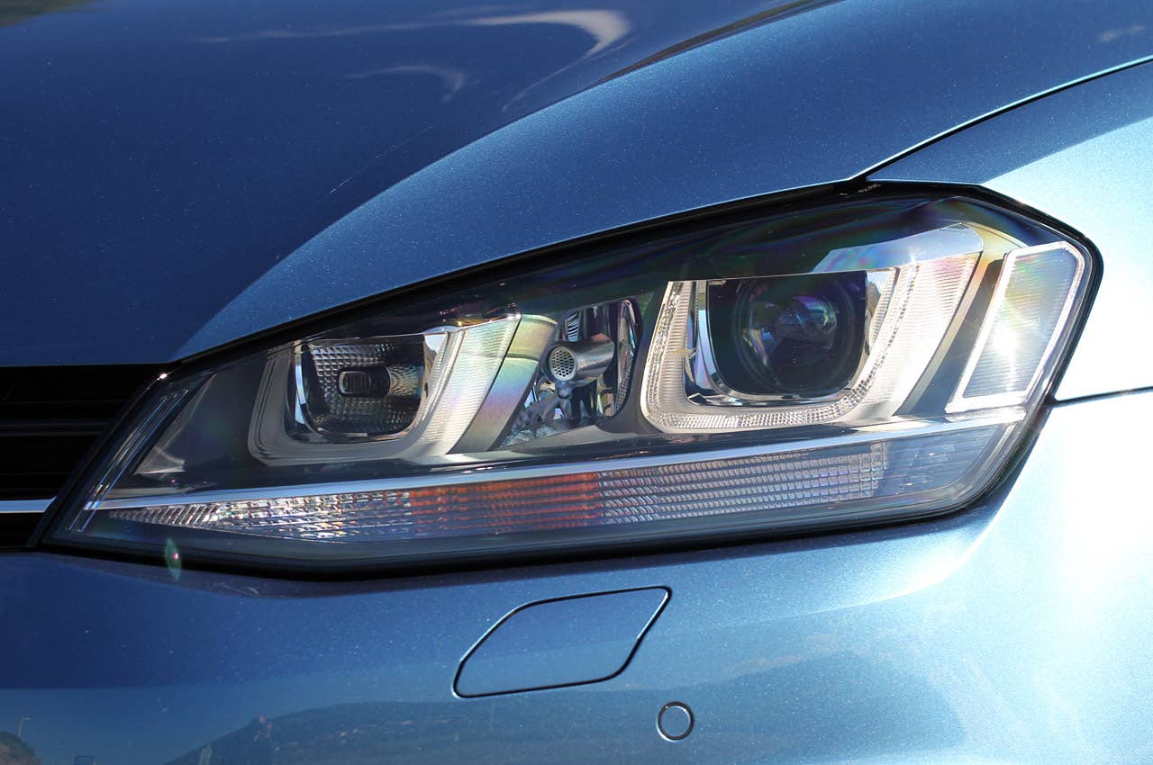2014 Volkswagen Golf headlight