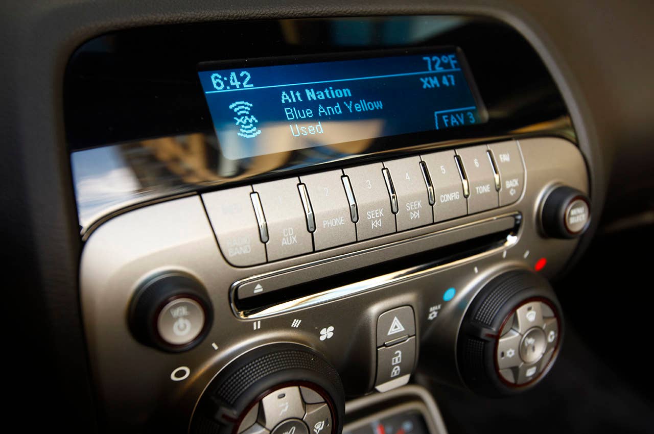 2011 Chevrolet Camaro Convertible stereo and climate controls