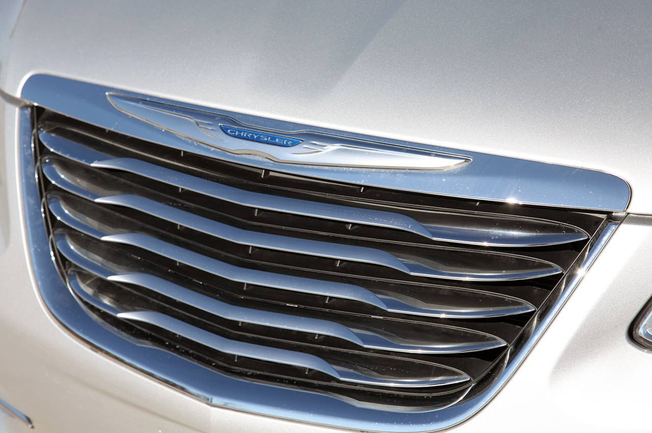 2011 Chrysler 200 grille