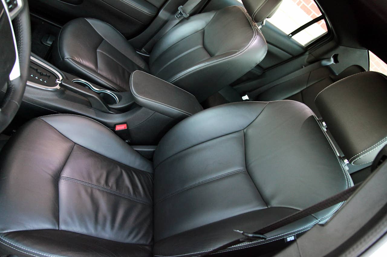 2011 Chrysler 200 front seats