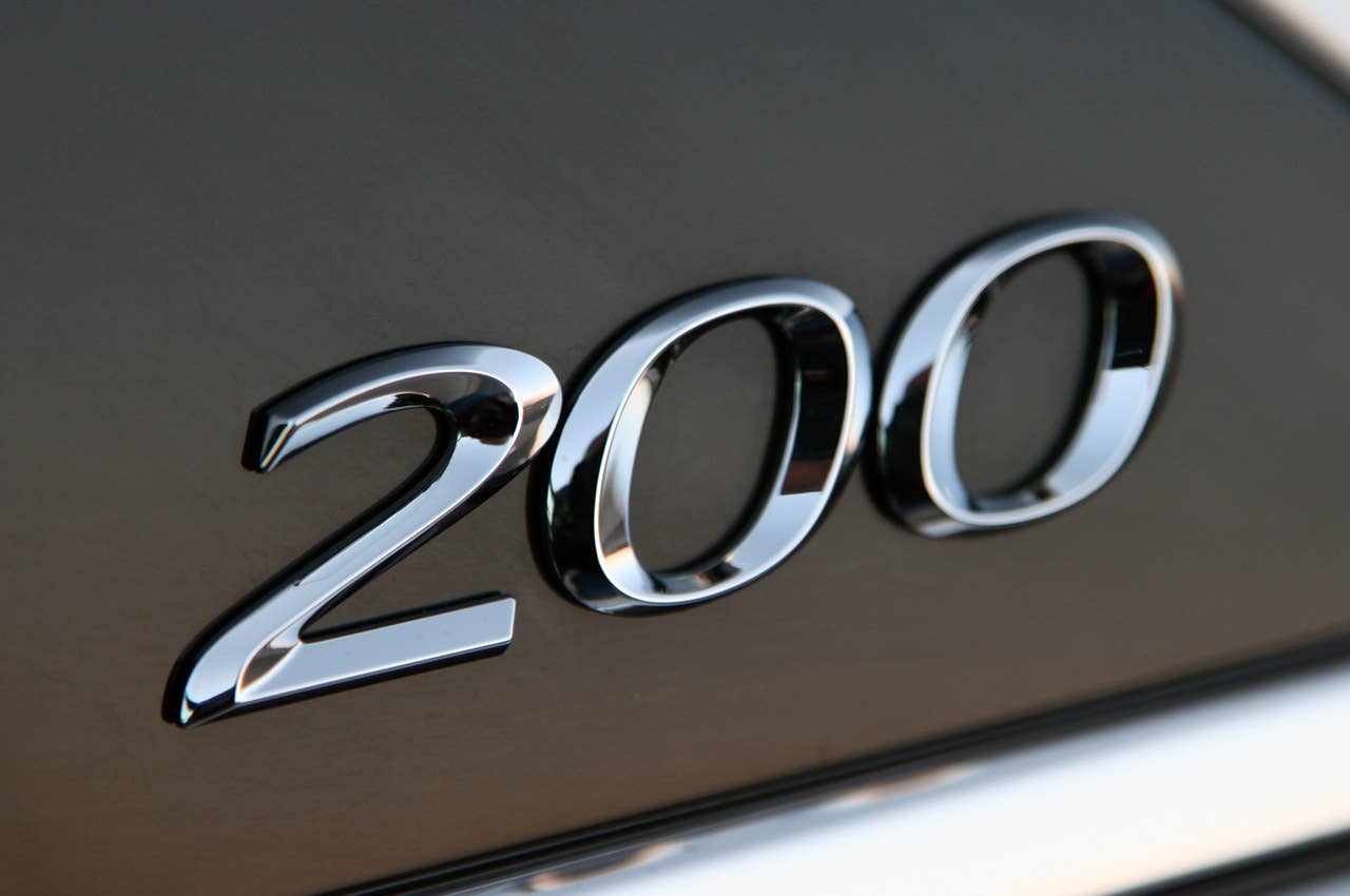 2011 Chrysler 200 badge