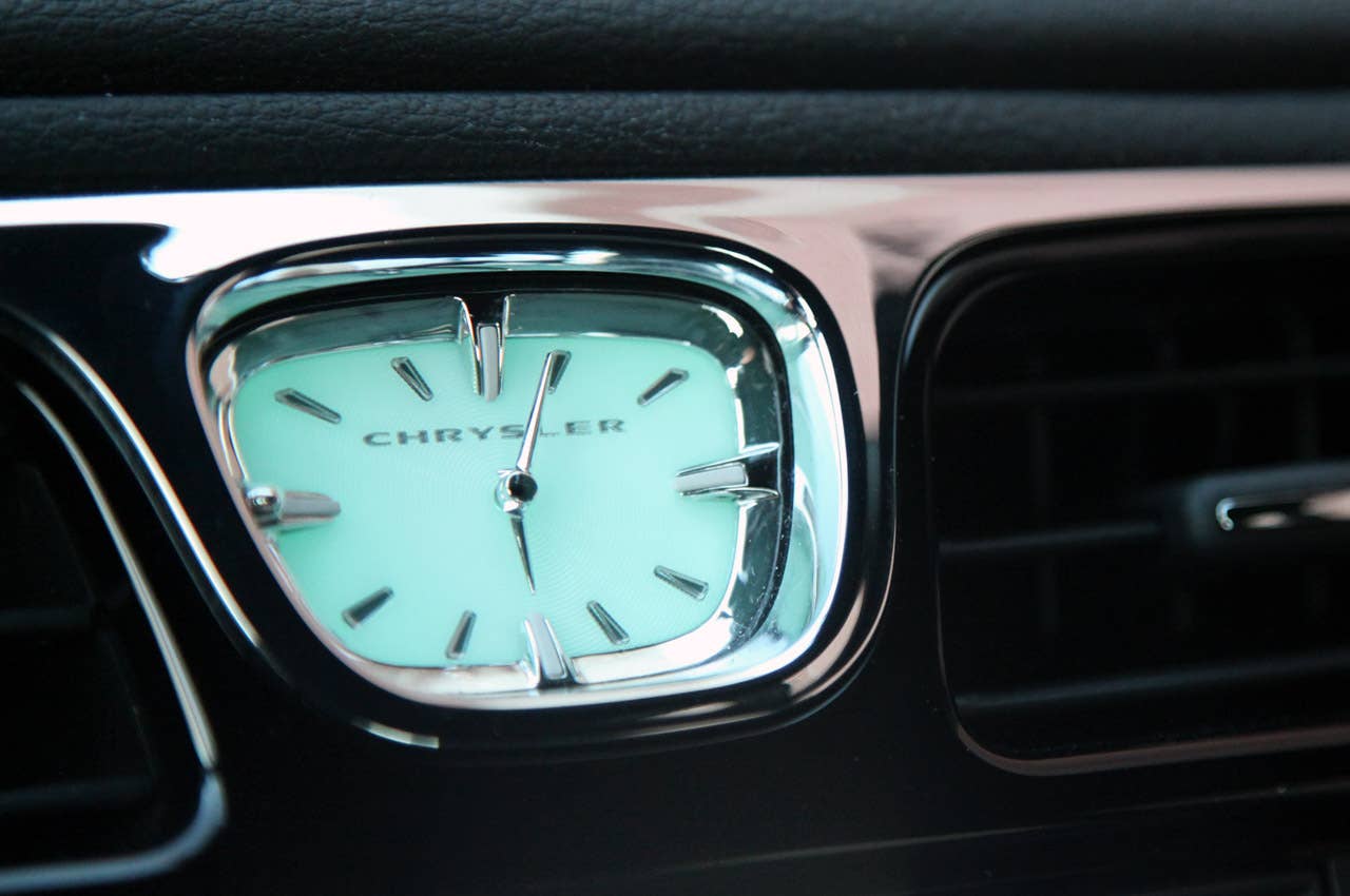 2011 Chrysler 200 analog clock