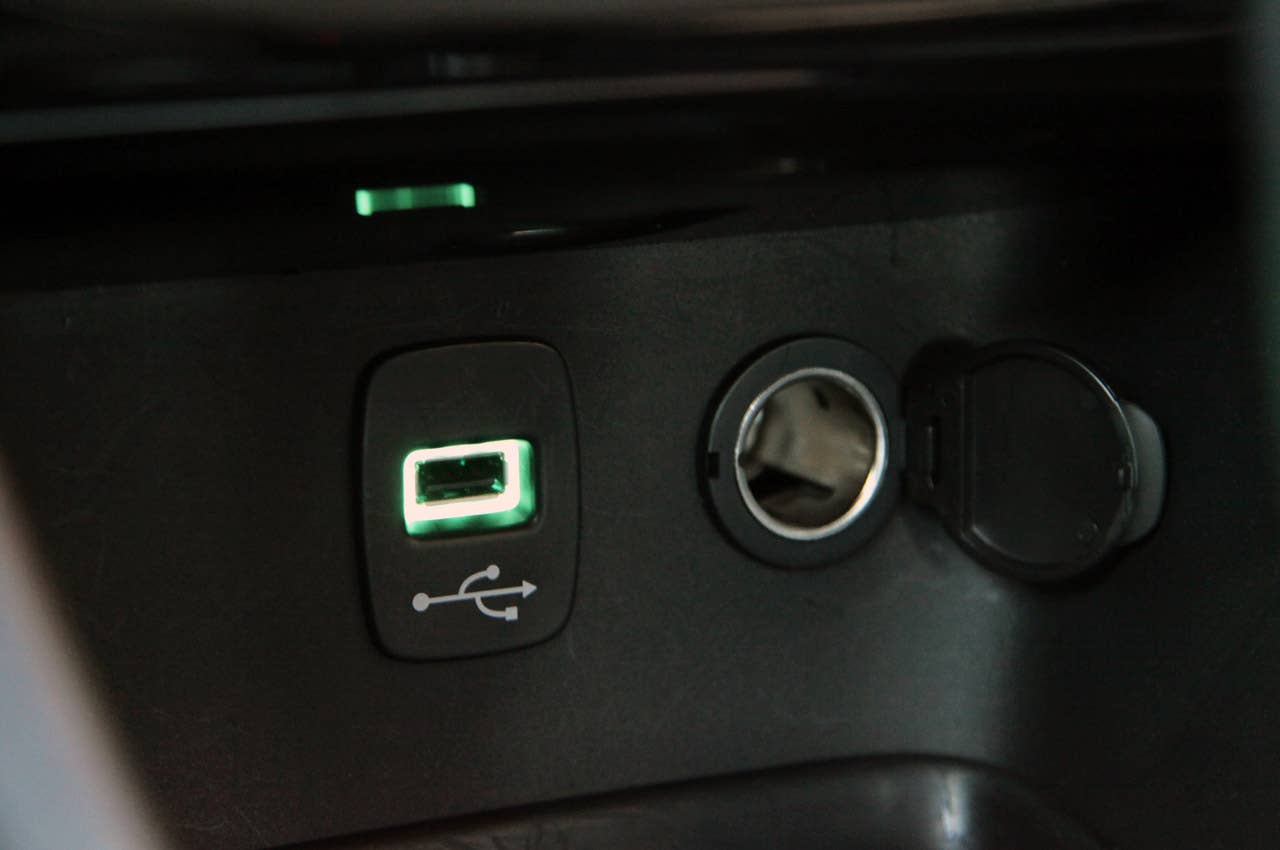 2011 Chrysler 200 USB port