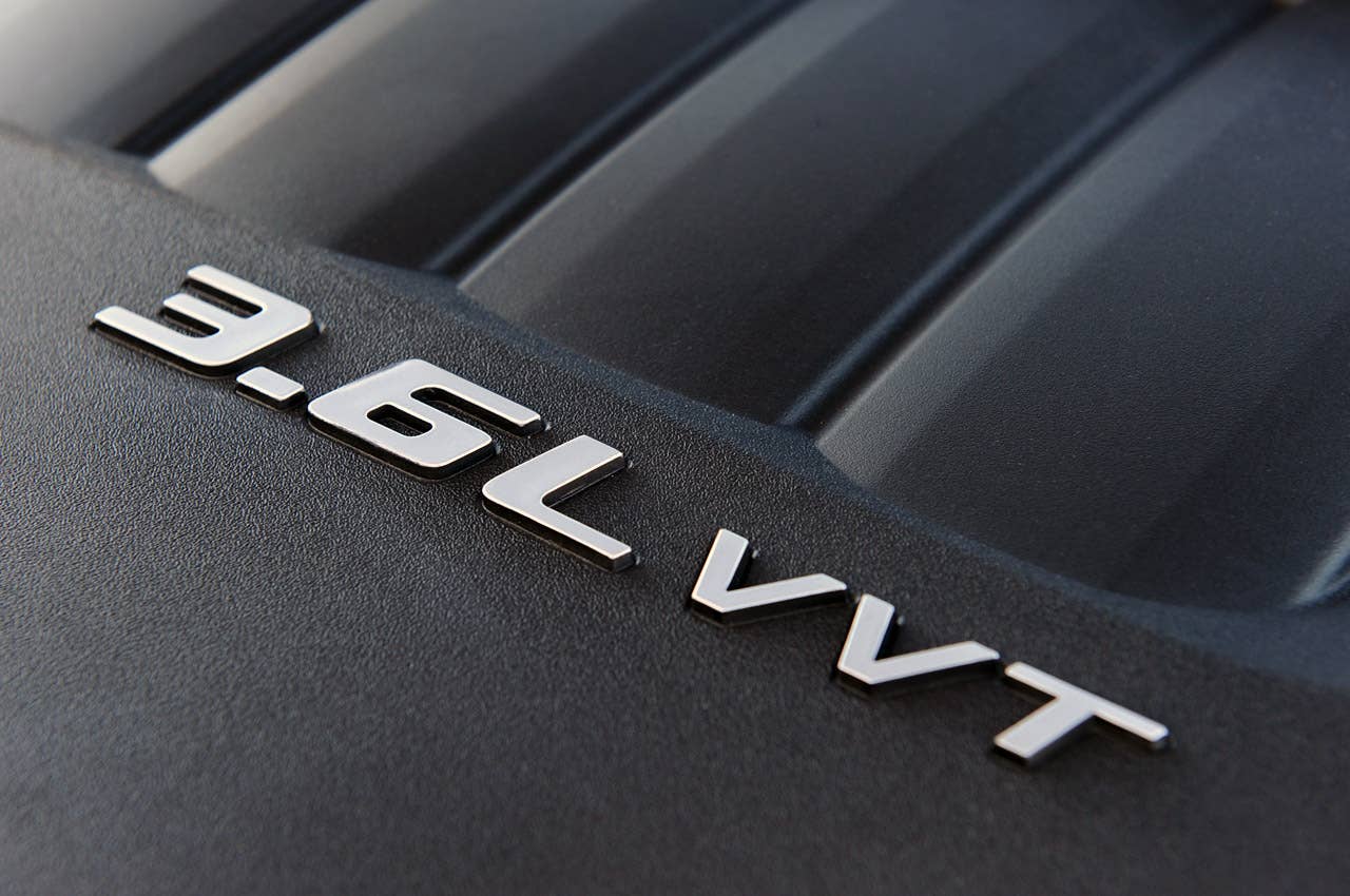 2011 Chrysler 200 engine detail
