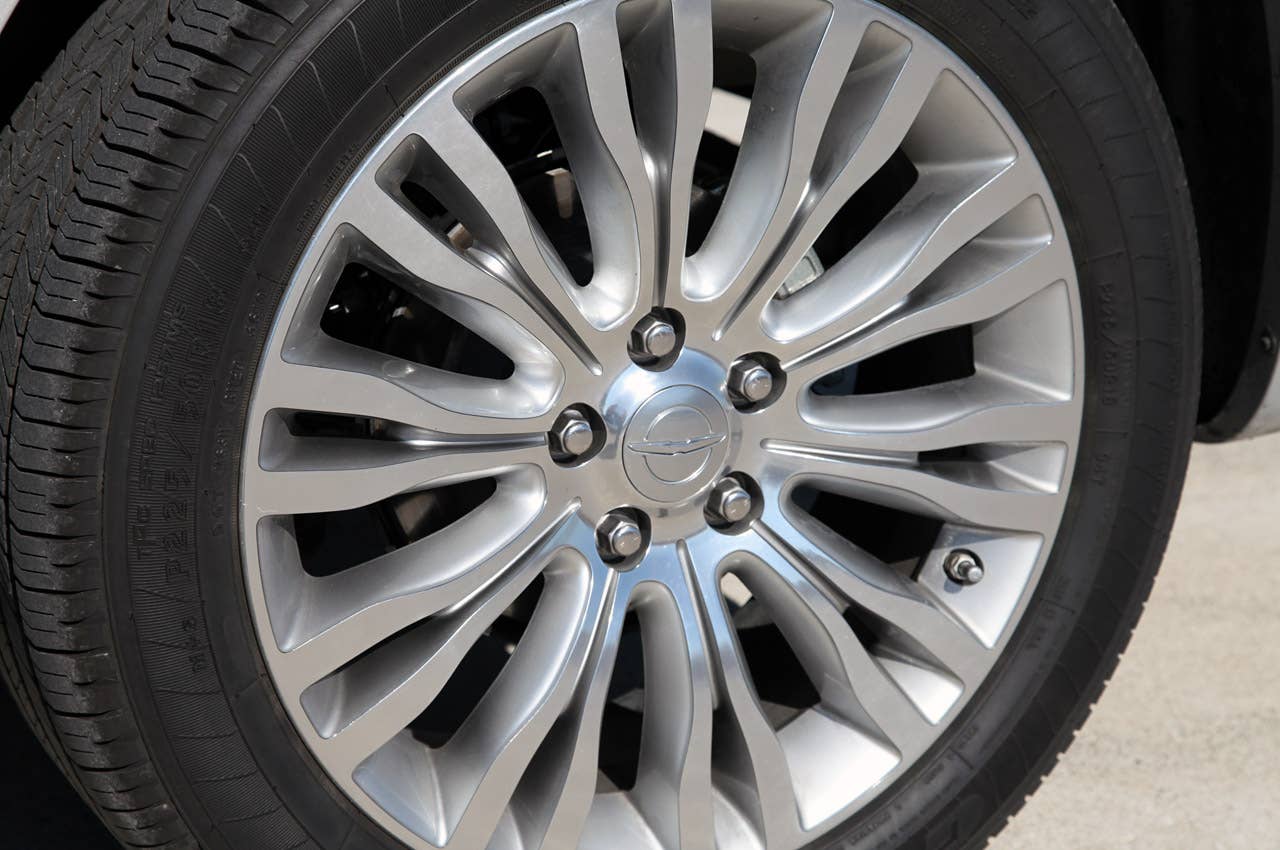 2011 Chrysler 200 wheel