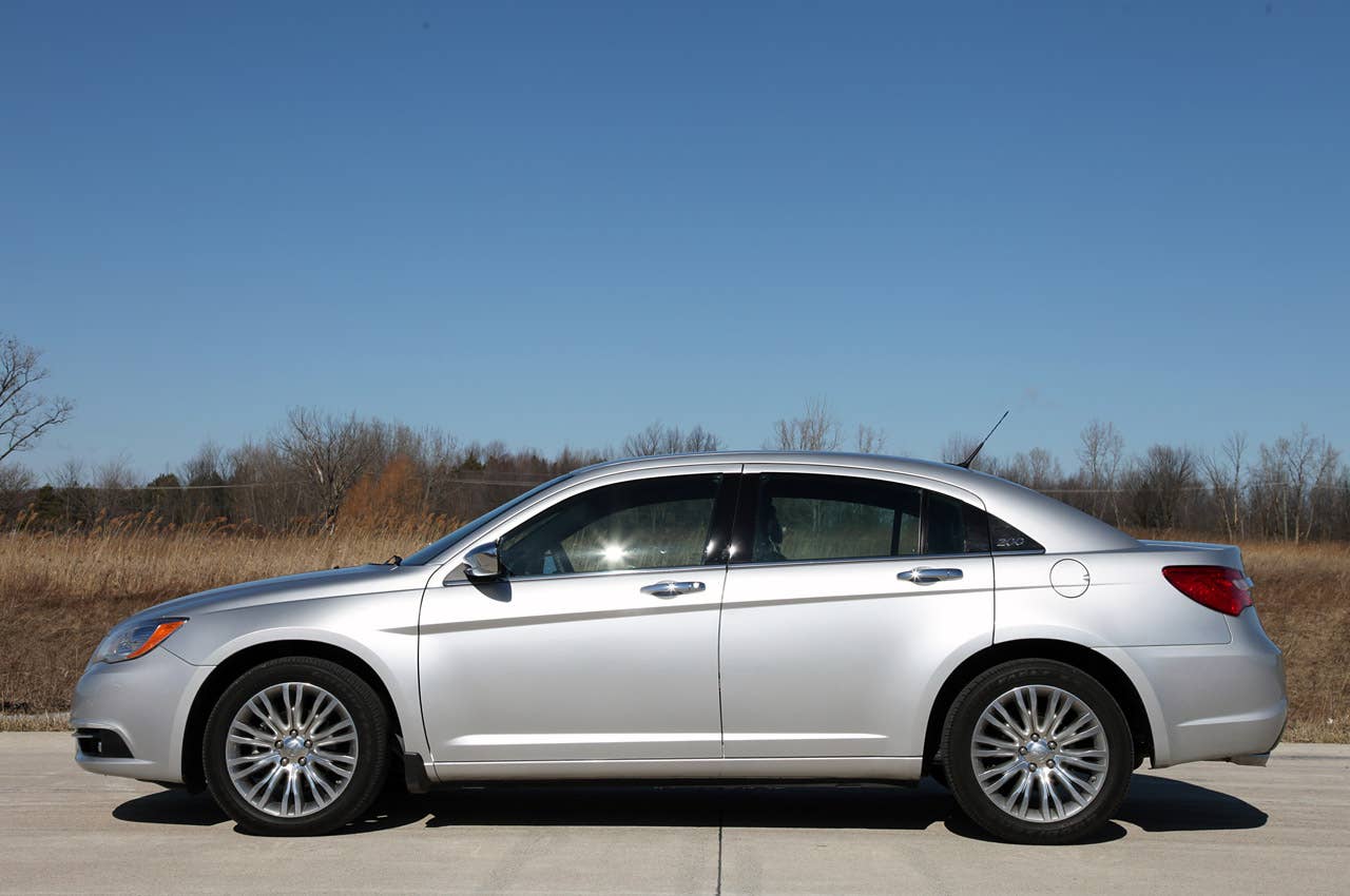 2011 Chrysler 200 side view