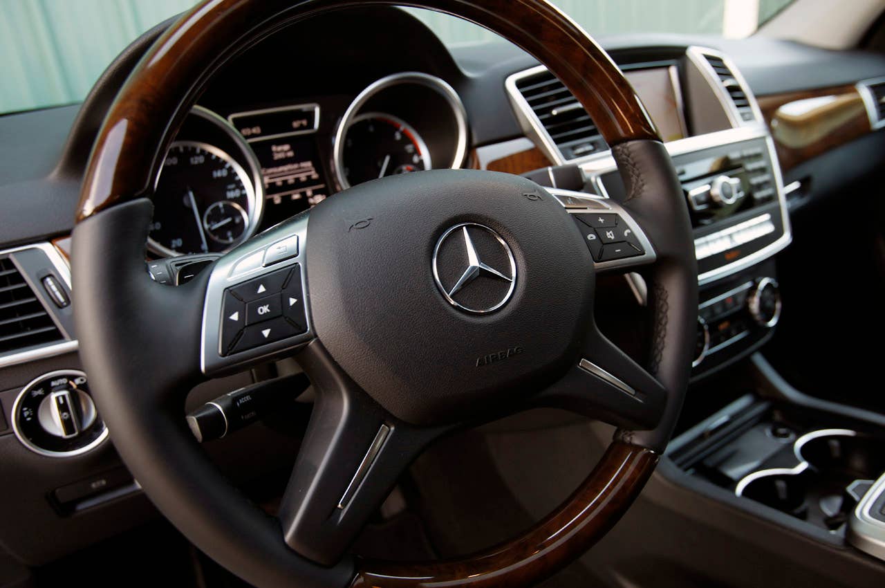 2012 Mercedes-Benz ML350 BlueTec 4Matic steering wheel