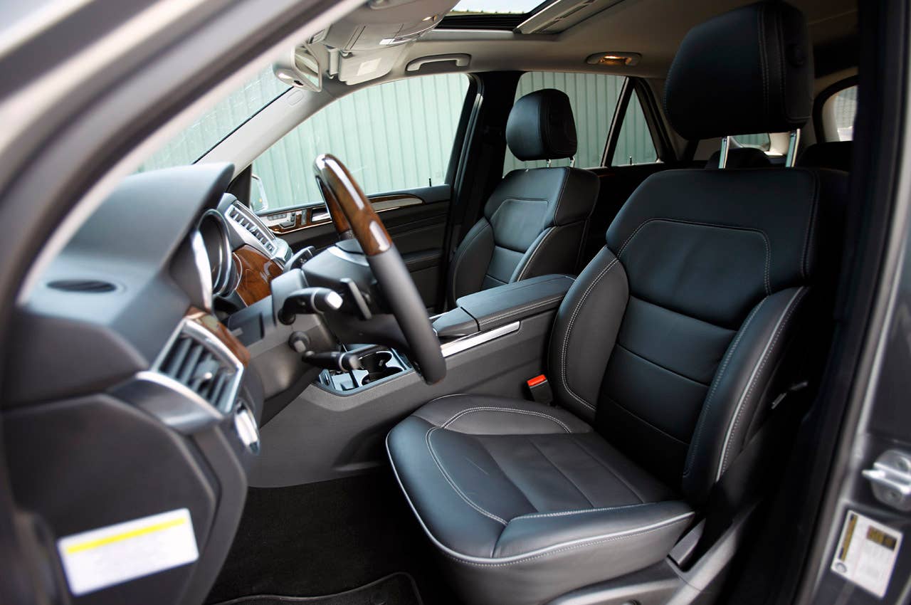 2012 Mercedes-Benz ML350 BlueTec 4Matic front seats