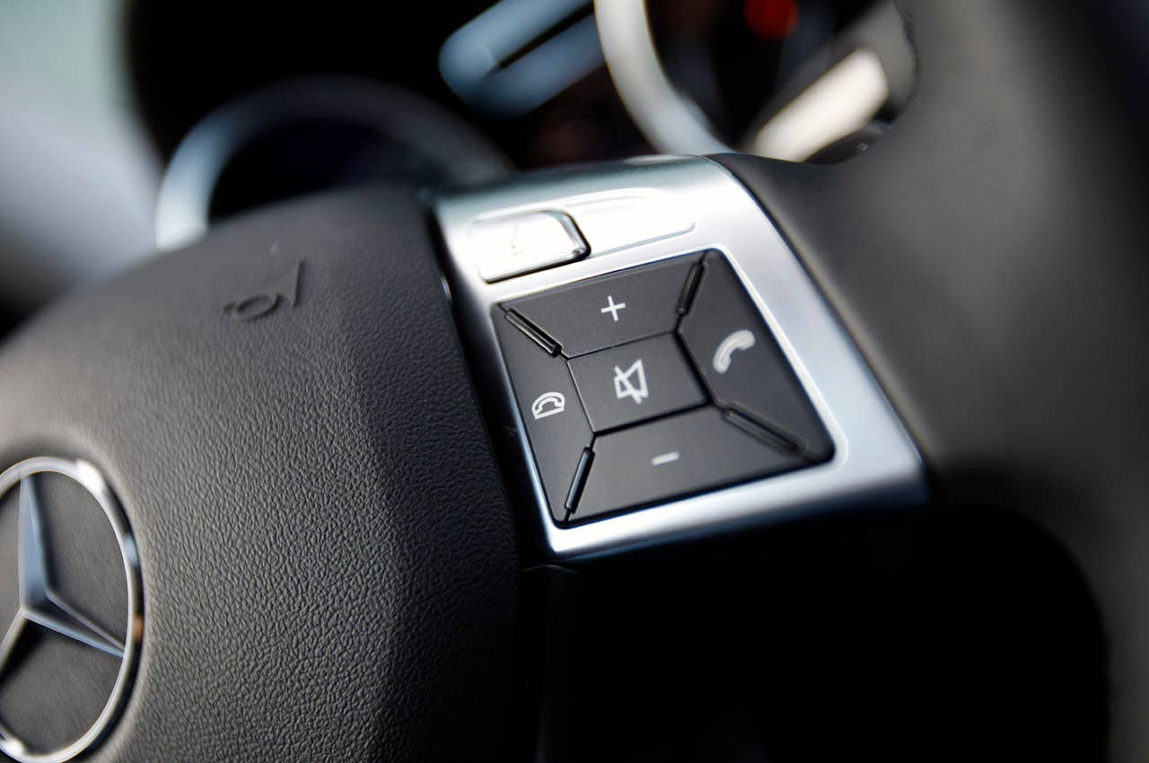 2012 Mercedes-Benz ML350 BlueTec 4Matic steering wheel controls