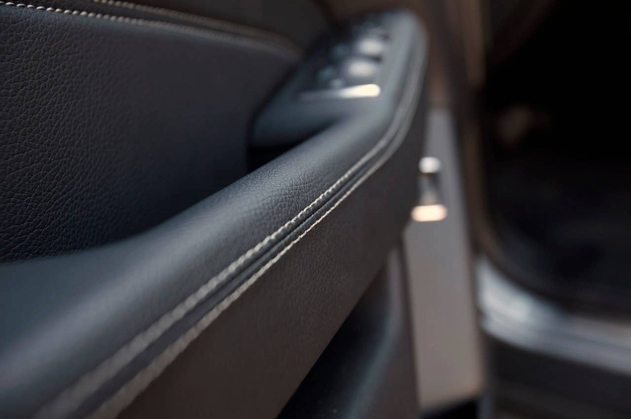 2012 Mercedes-Benz ML350 BlueTec 4Matic door trim