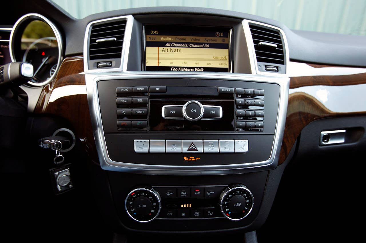 2012 Mercedes-Benz ML350 BlueTec 4Matic instrument panel