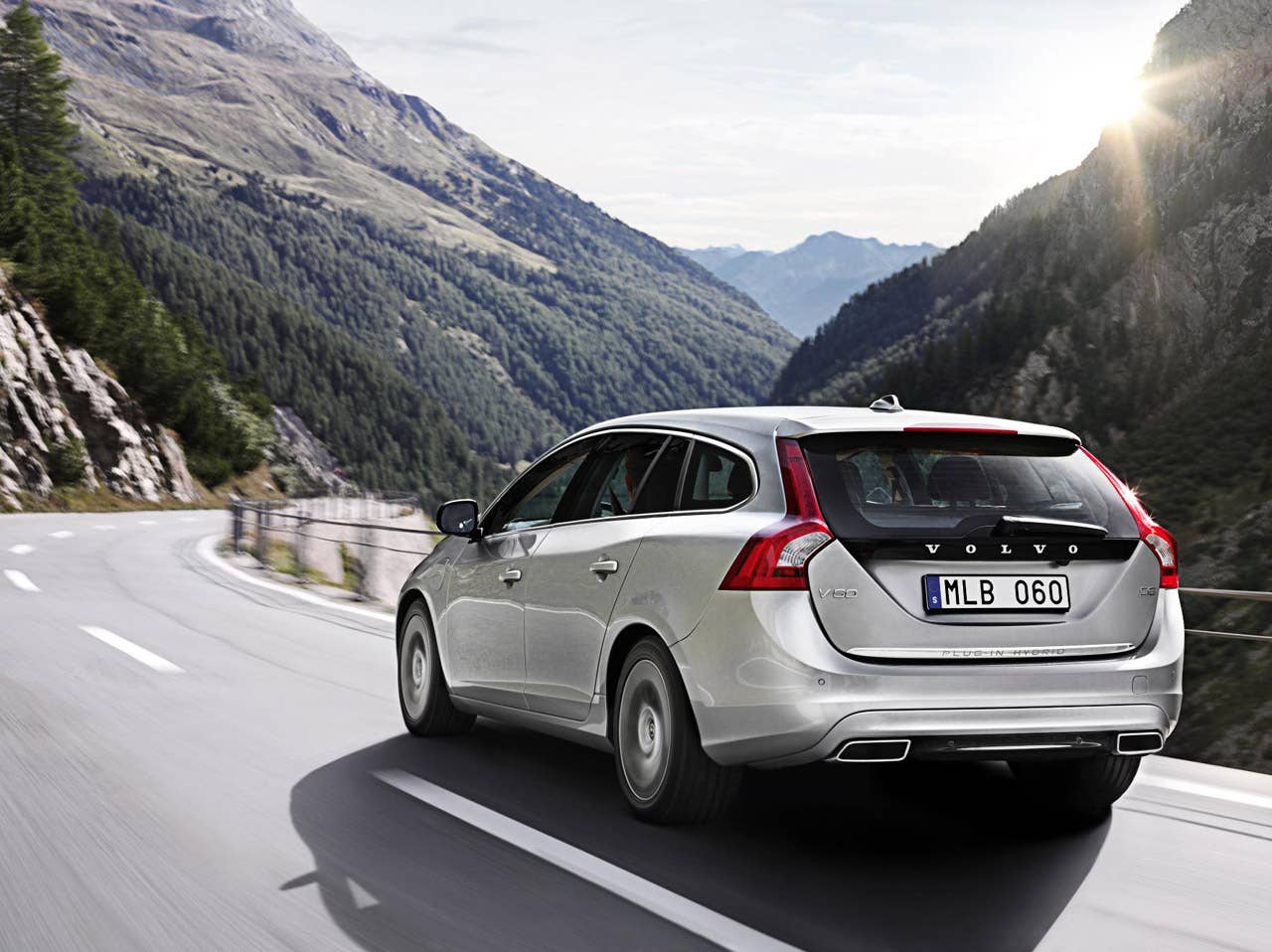Volvo V60 diesel plug-in hybrid rear 3/4