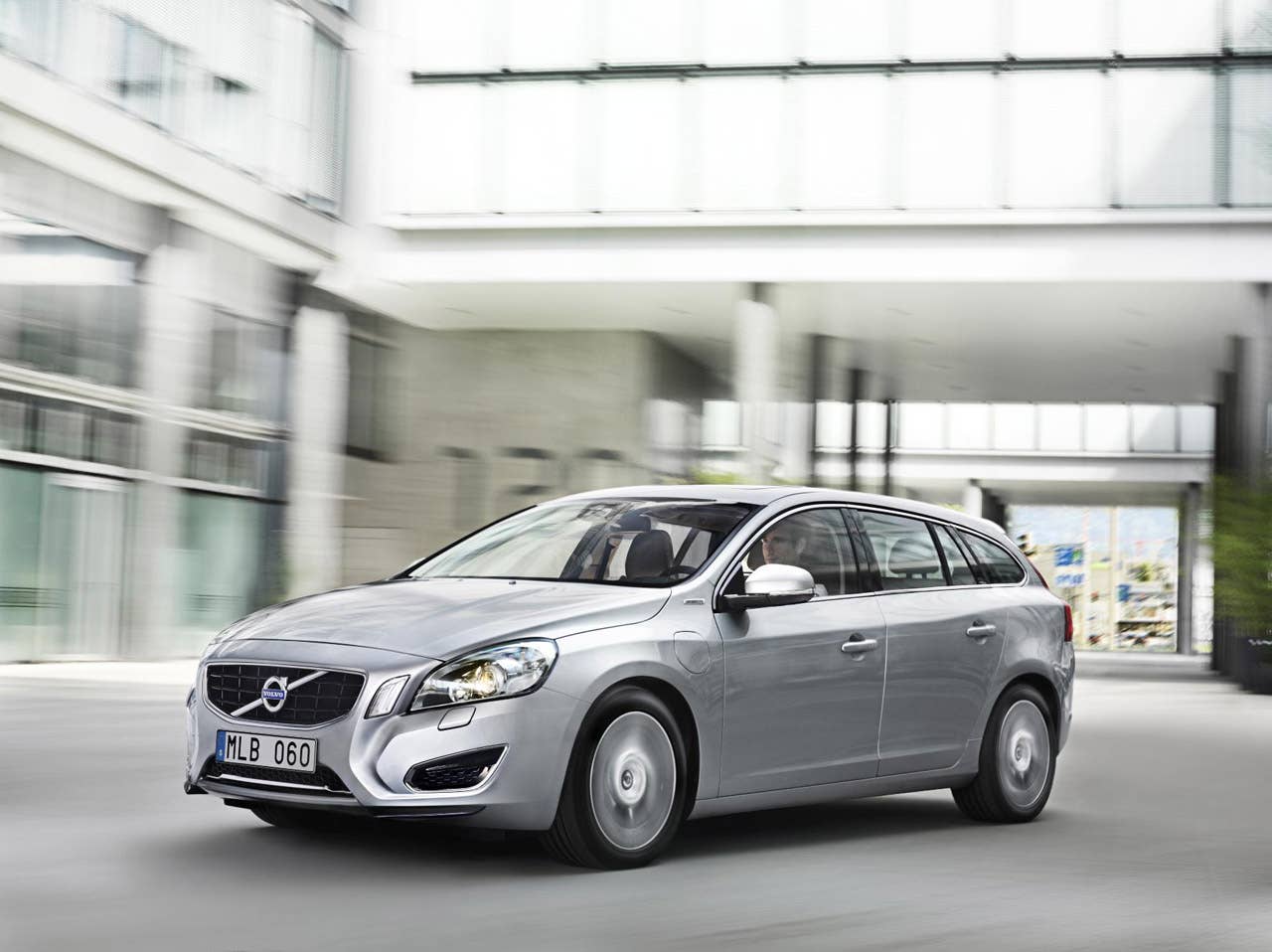 Volvo V60 diesel plug-in hybrid front 3/4