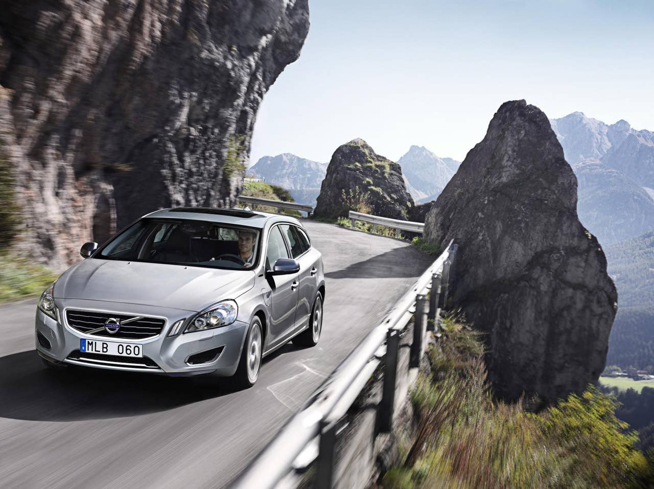 Volvo V60 diesel plug-in hybrid front 3/4