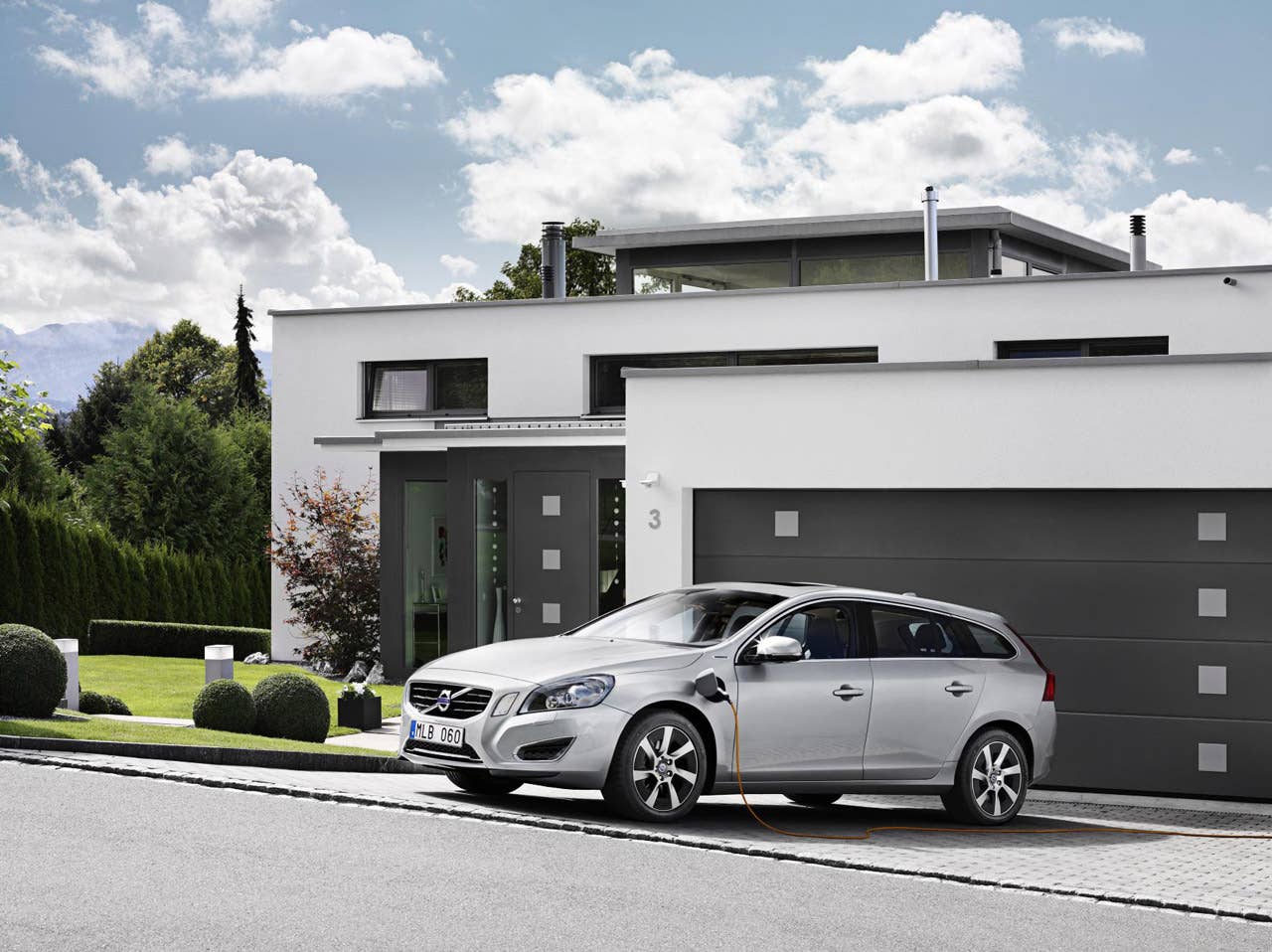 Volvo V60 diesel plug-in hybrid front 3/4