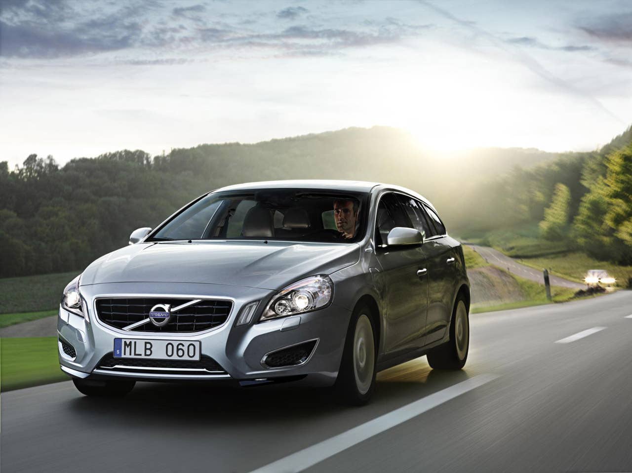 Volvo V60 diesel plug-in hybrid front 3/4