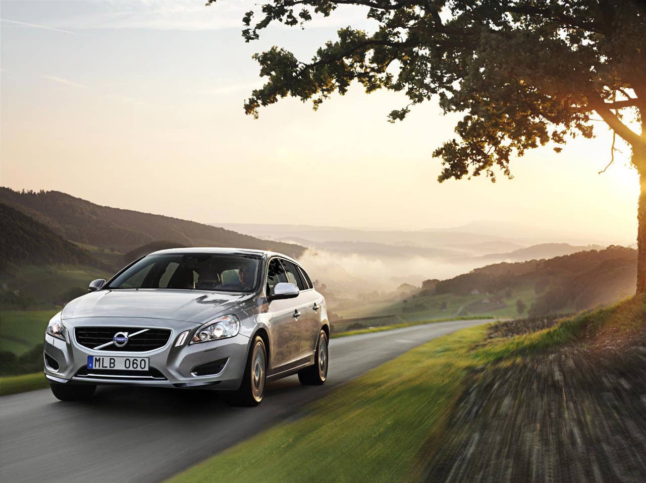 Volvo V60 diesel plug-in hybrid front 3/4