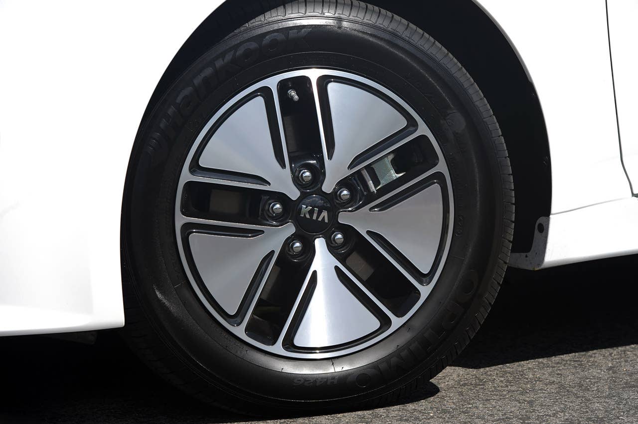 2011 Kia Optima Hybrid wheel