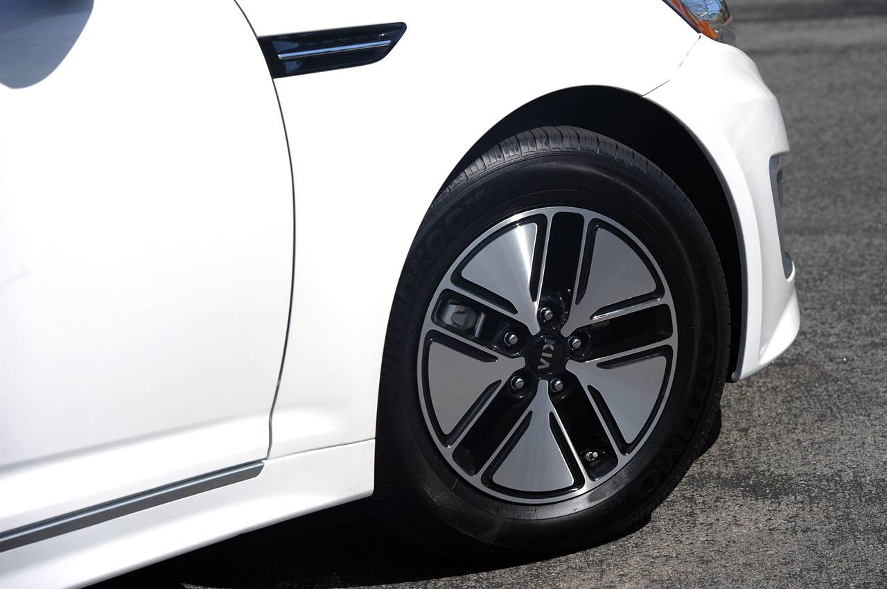 2011 Kia Optima Hybrid wheel