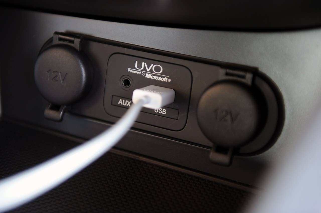 2011 Kia Optima Hybrid USB and AUX port