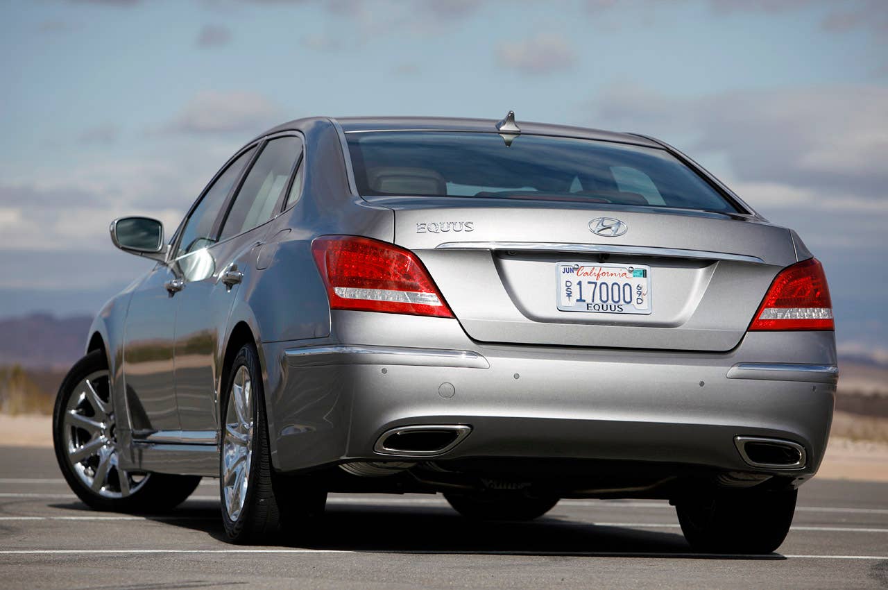 2012 Hyundai Equus rear 3/4 view