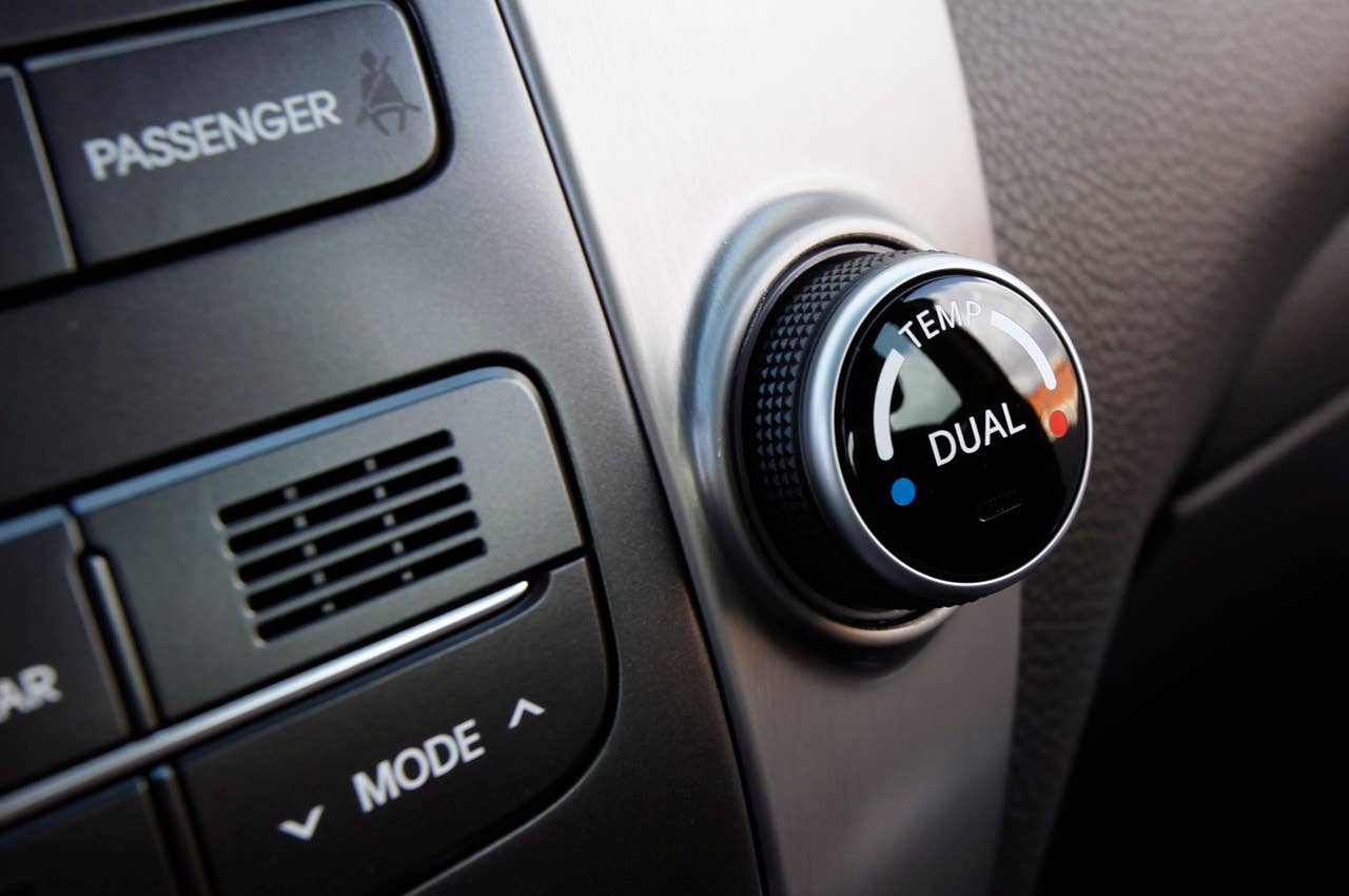 2012 Hyundai Equus climate controls