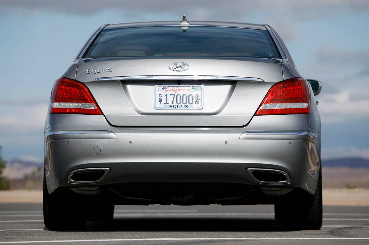 2012 Hyundai Equus rear view