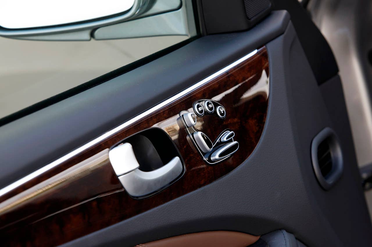 2012 Hyundai Equus door controls
