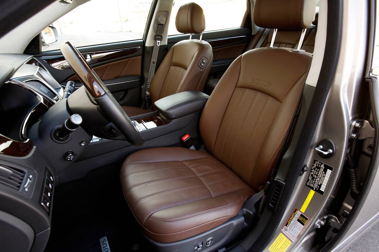 2012 Hyundai Equus front seats