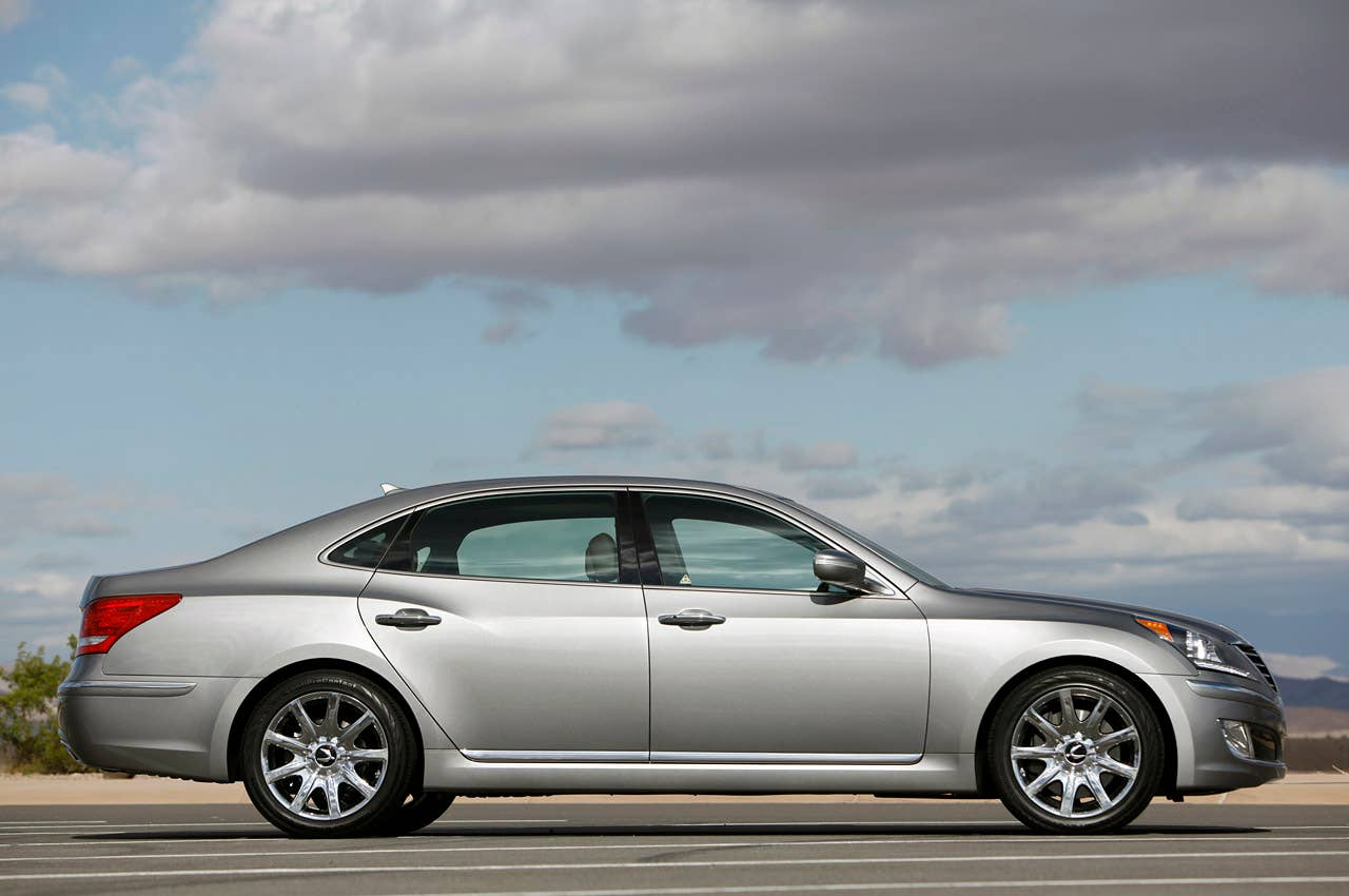 2012 Hyundai Equus side view