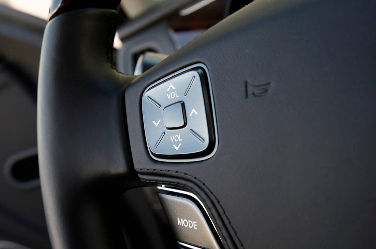 2012 Hyundai Equus steering wheel controls